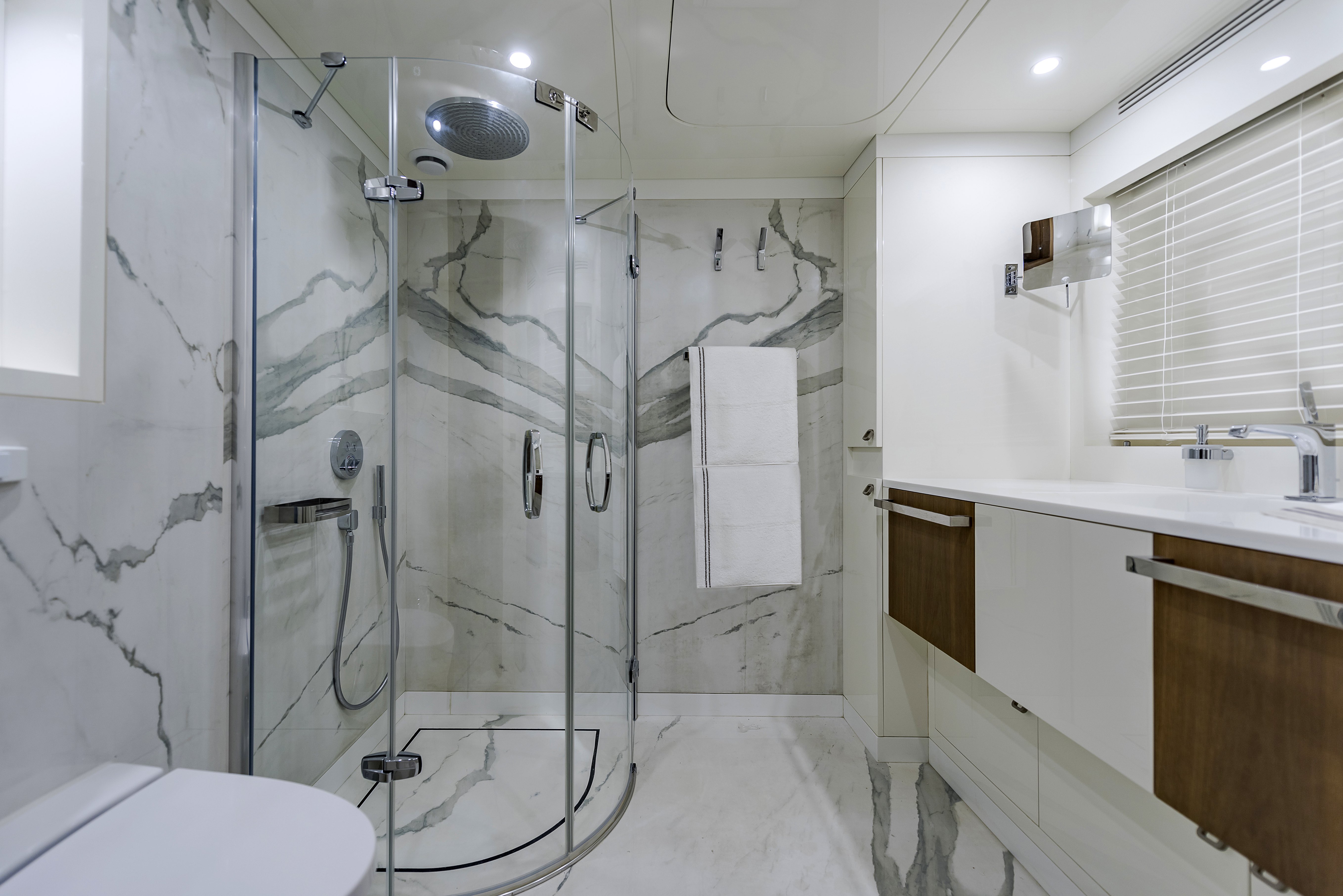 Twin bathroom .jpg