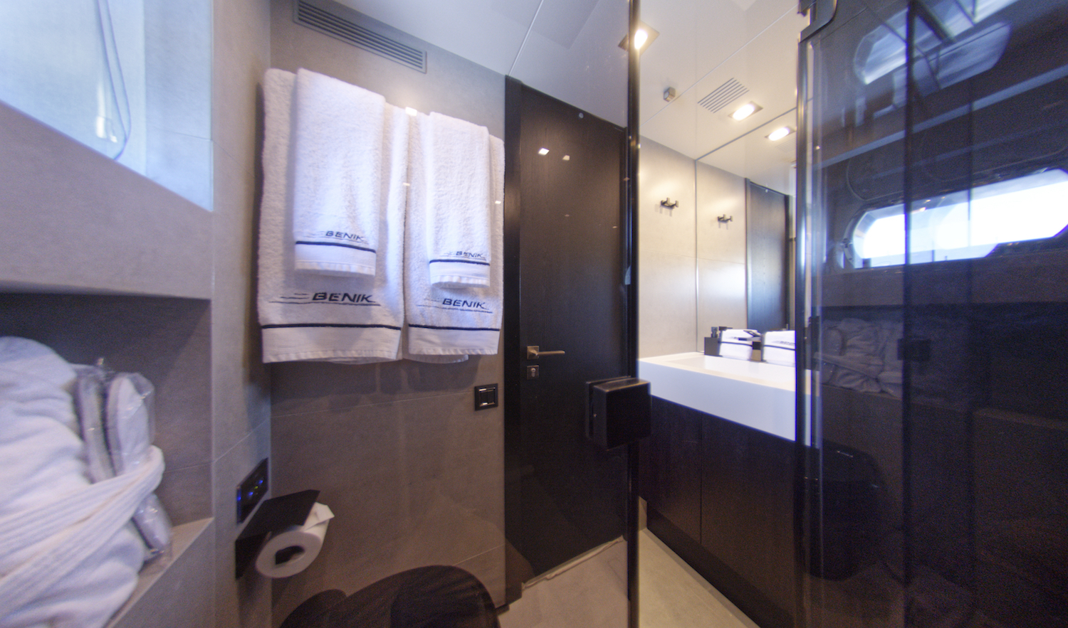 Twin cabin 2 ensuite.jpg