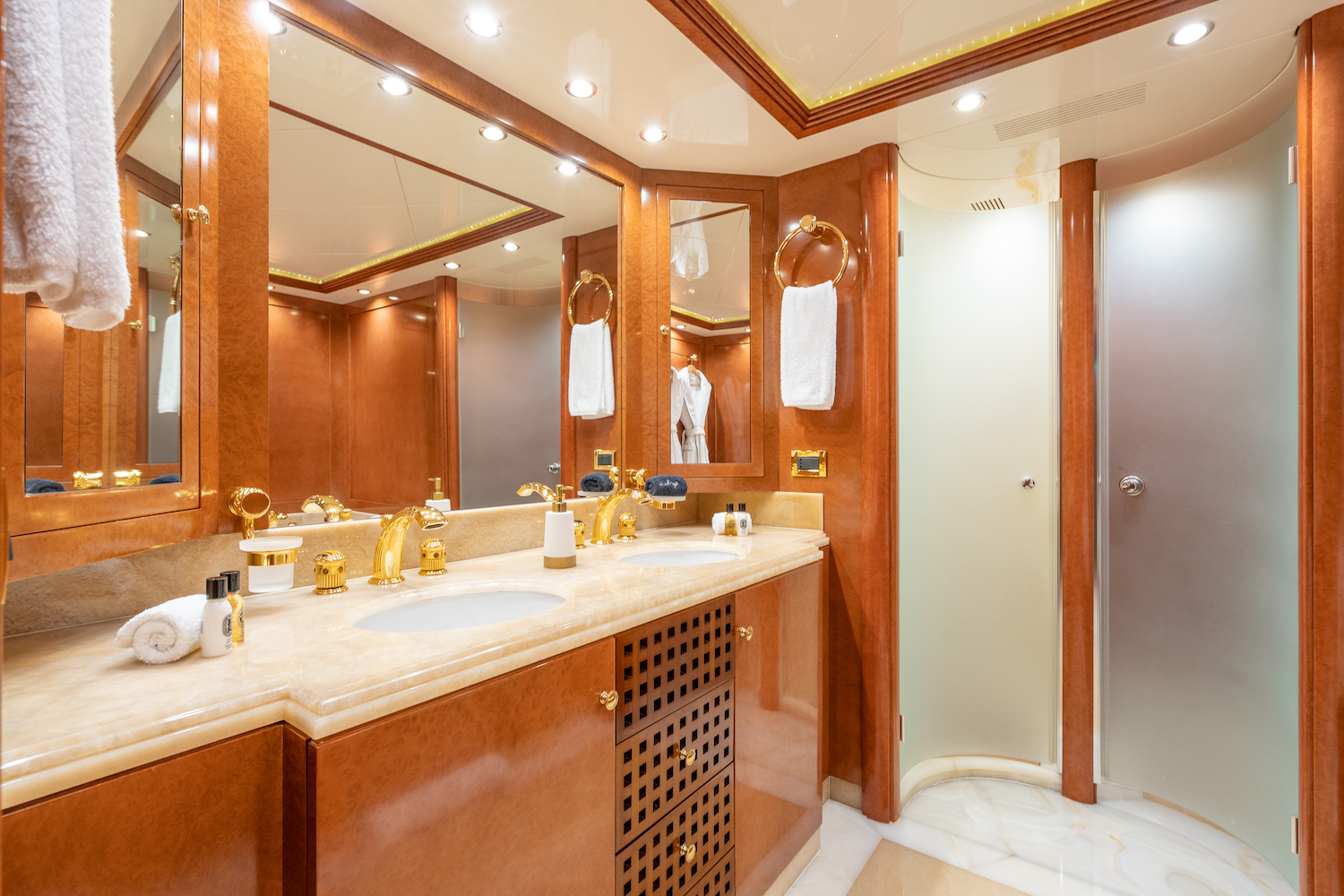 Upper deck owner's ensuite (5).jpg