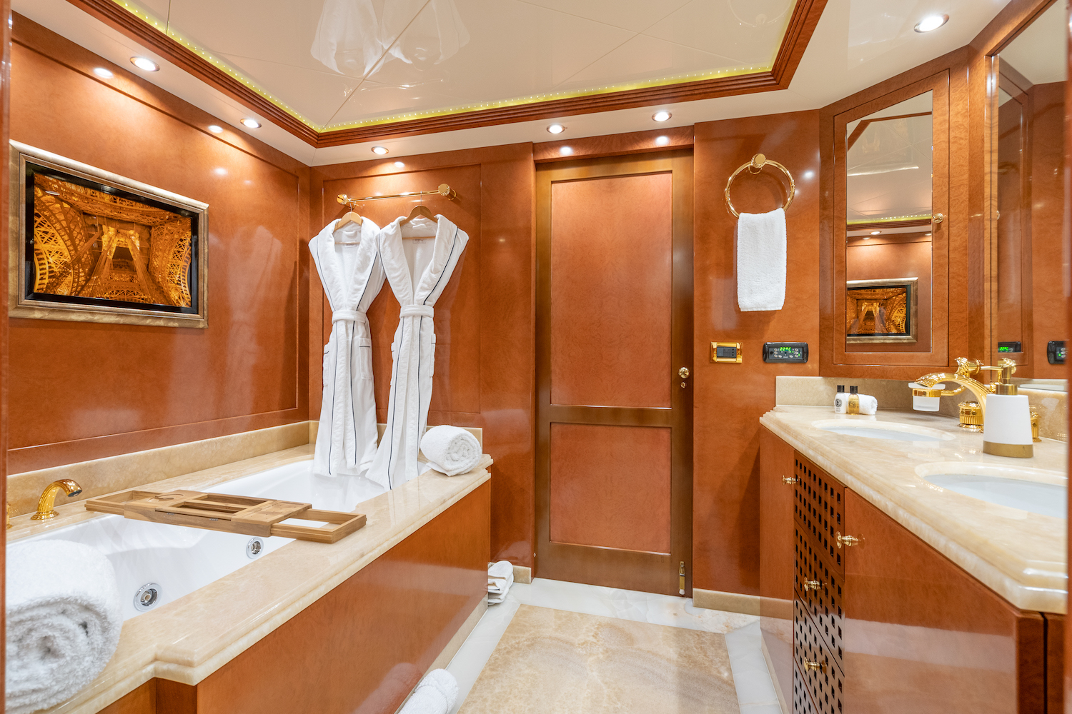 Upper deck owner's ensuite.jpg