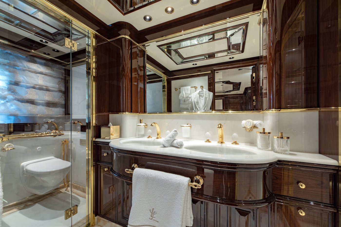 VIP cabin  ensuite- lower deck starboard.jpg