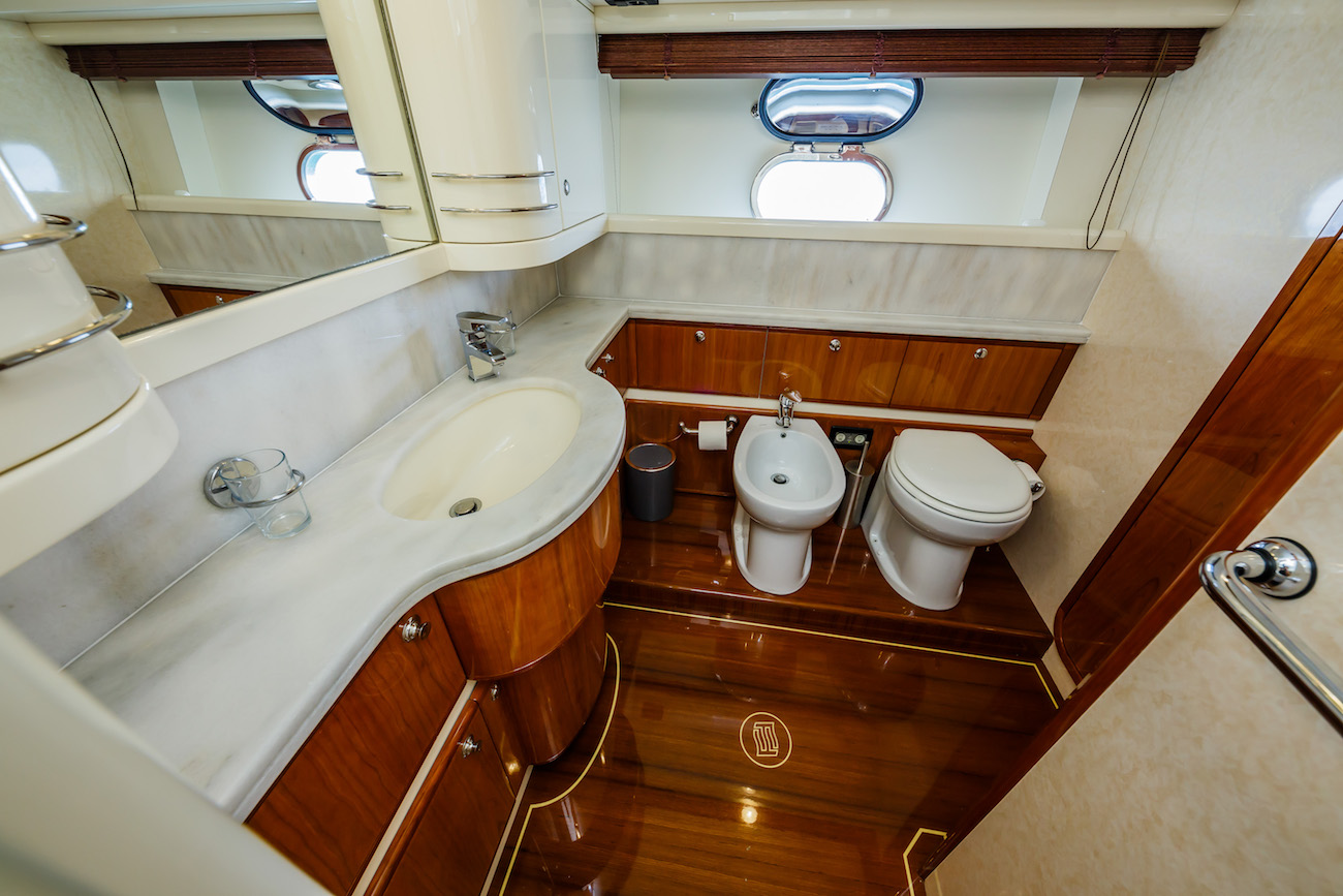 VIP ensuite bathroom.jpg