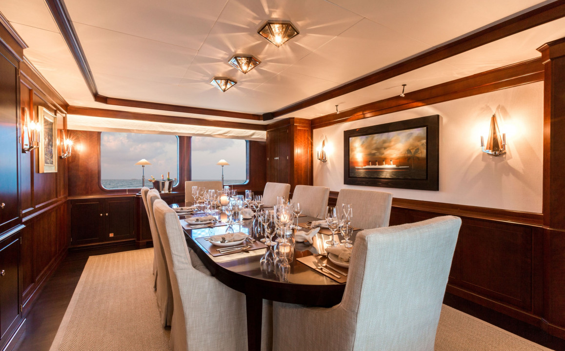 Vripack-Yacht pioneer - dining room.jpg