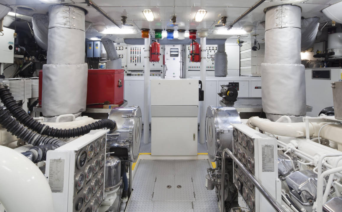 Vripack-Yacht pioneer - engine room.jpg