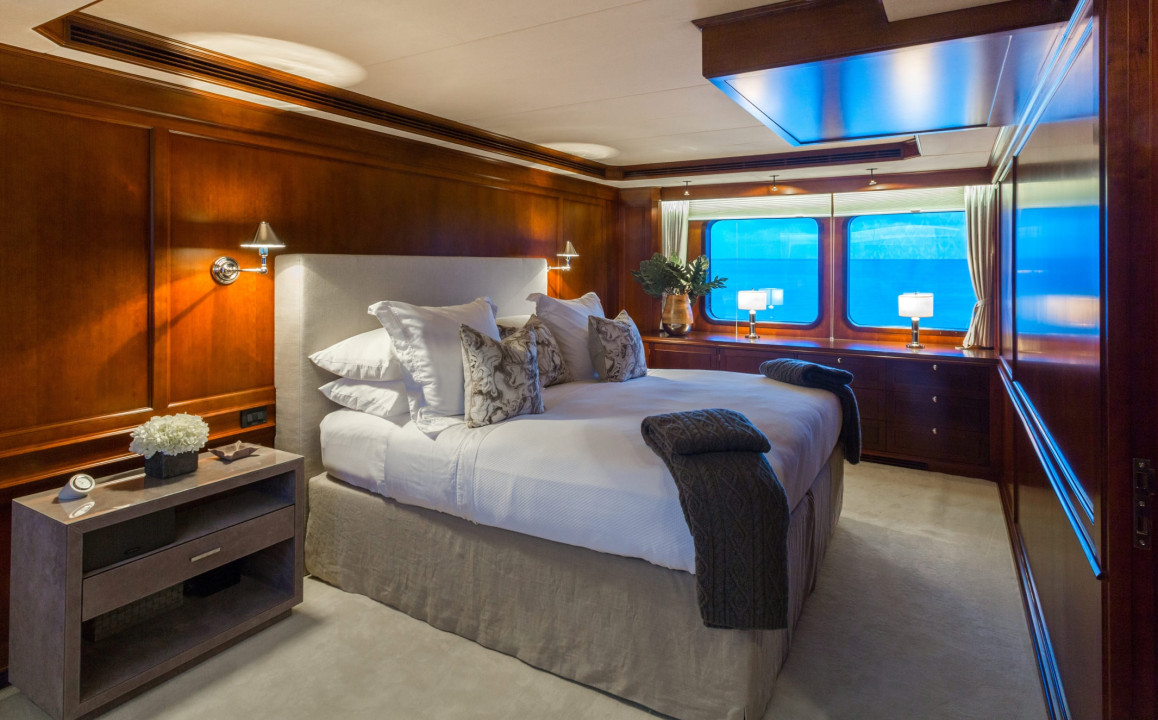 Vripack-Yacht pioneer - owners deck - mater suite.jpg