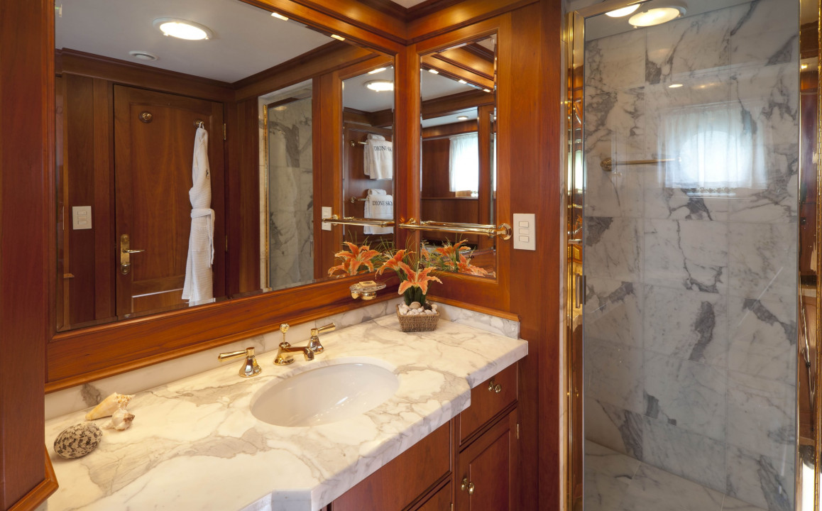 Vripack-Yacht pioneer - owners deck - owner's bathroom.jpg