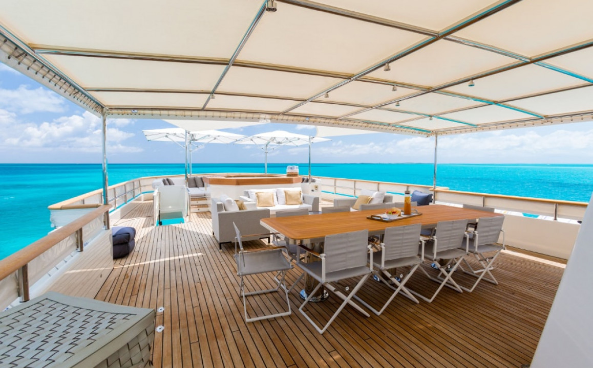 Vripack-Yacht pioneer - owners deck.jpg