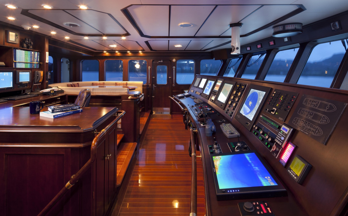 Vripack-Yacht pioneer - wheelhouse deck - sky bridge.jpg
