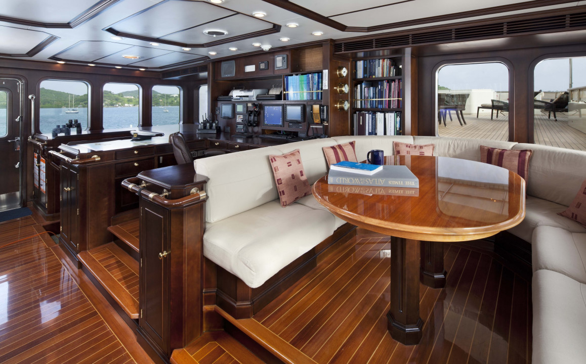 Vripack-Yacht pioneer - wheelhouse deck 2.jpg
