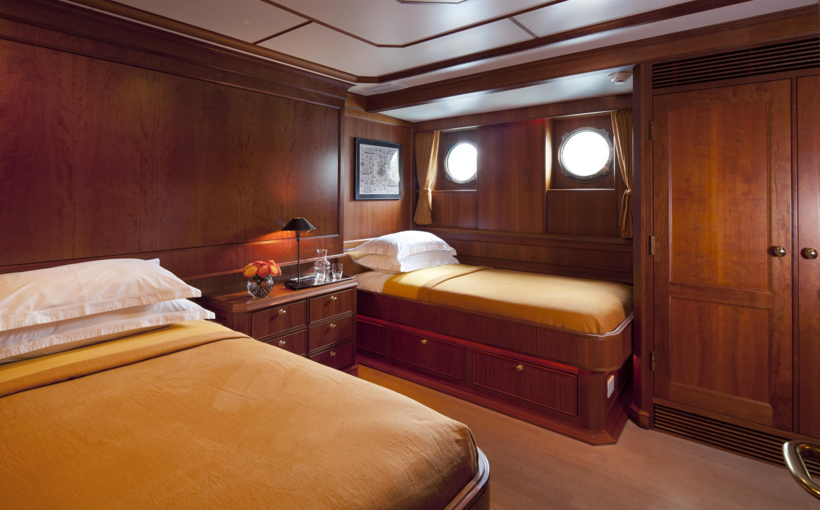 Vripack-Yacht pioneer-twin cabin.jpg