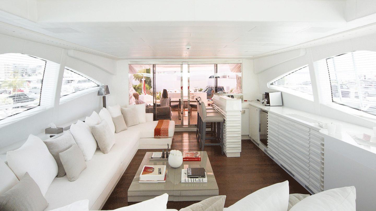 Yacht BEACHOUSE salon.jpg