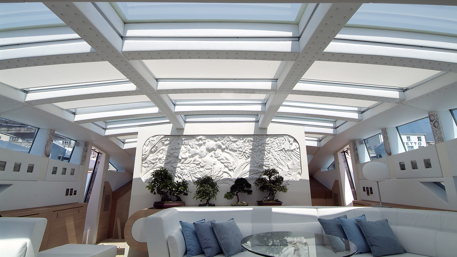 Yacht BLUE PRINCESS STAR by Baglietto - salon with art.jpg