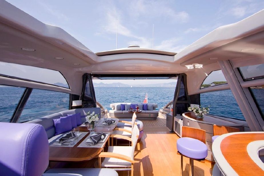 Yacht Baia 78 interior.jpg
