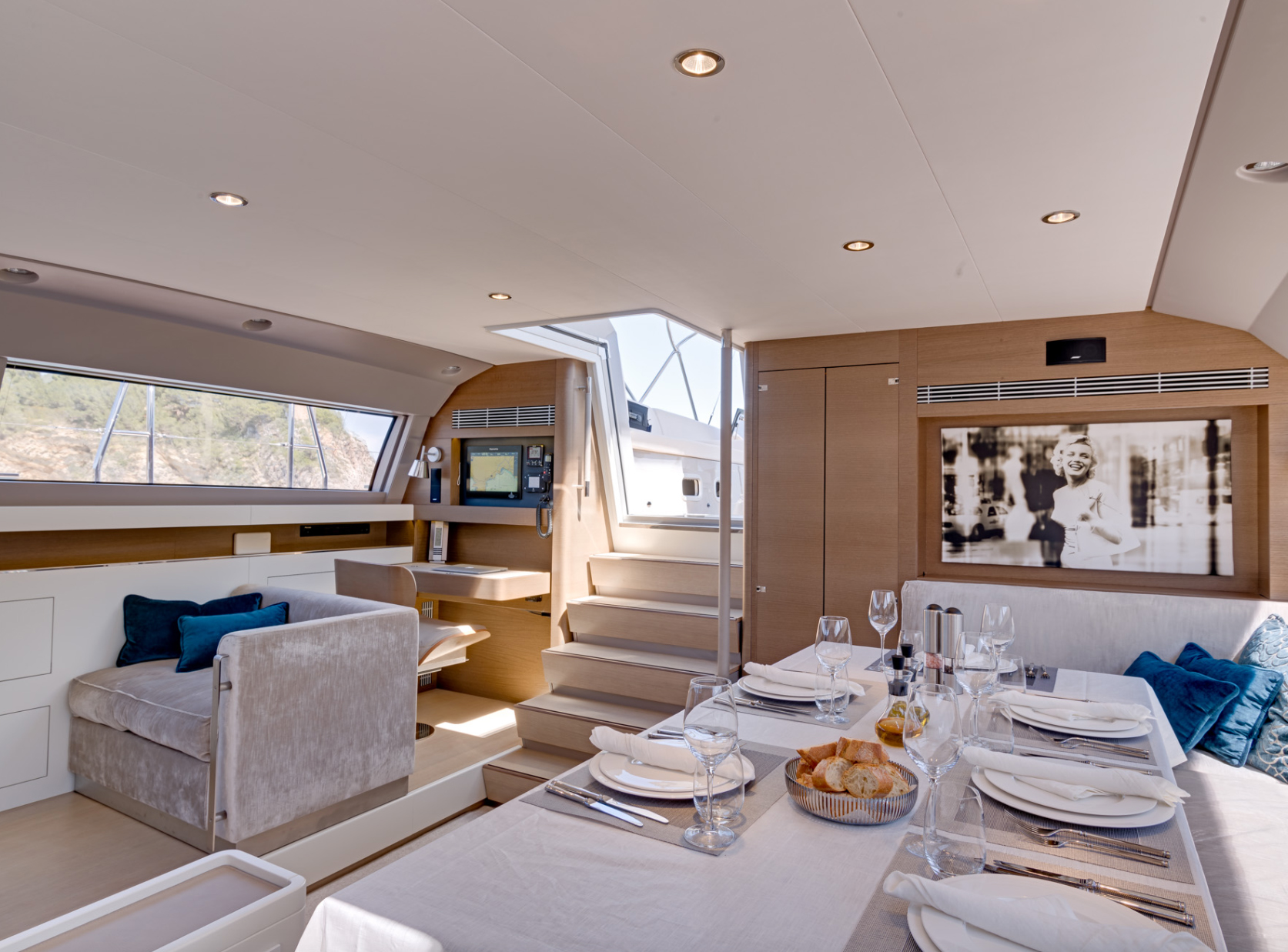 Yacht J Six - Salon.jpg