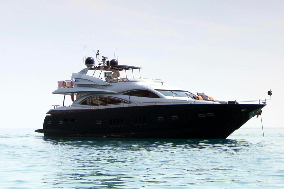Yacht LEADING FEARLESSLY a Sunseeker 90 - sistership GEORGINA pictured.jpg