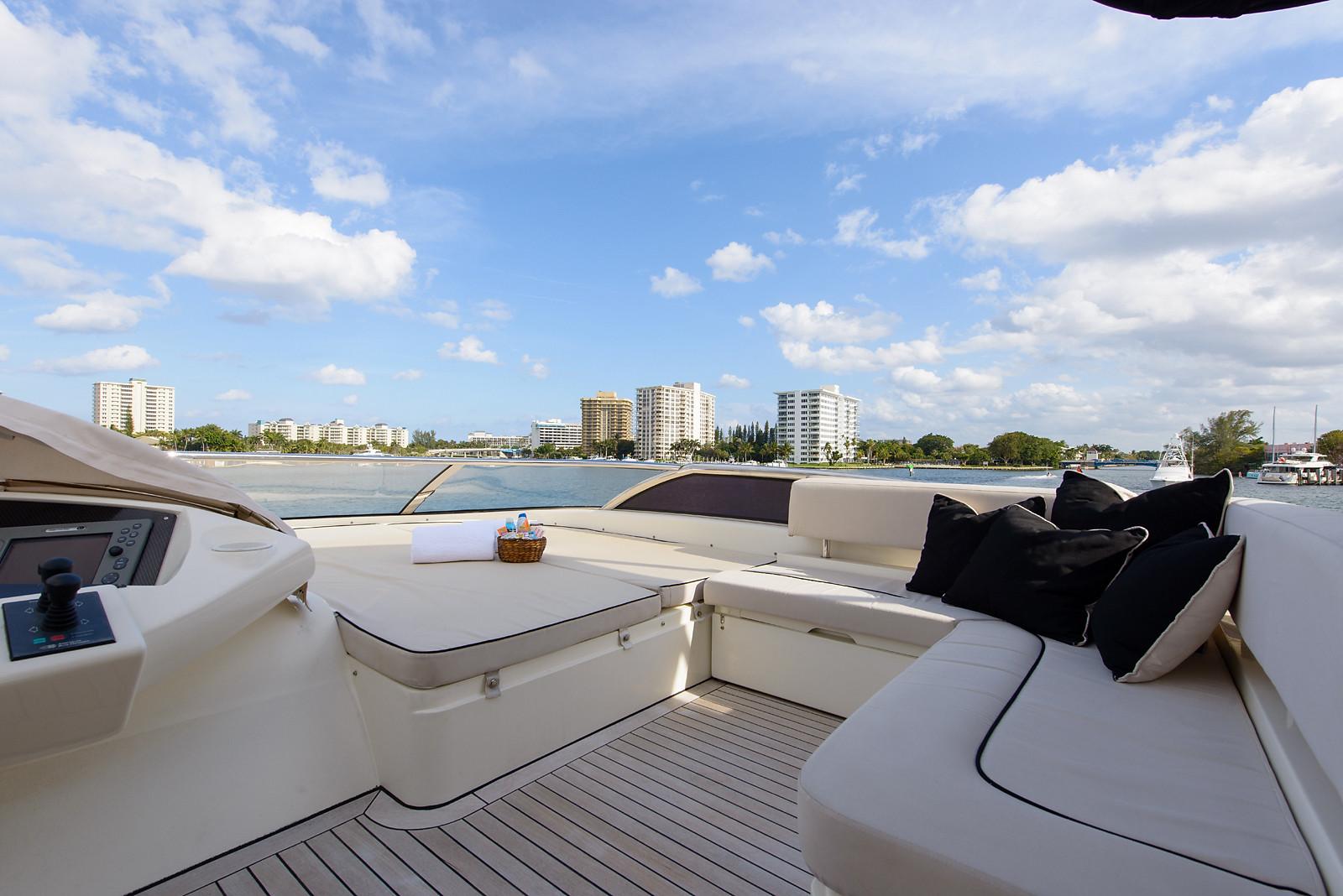 Yacht LEADING FEARLESSLY a Sunseeker 90 - sundeck.jpg