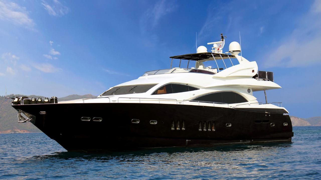 Yacht LEADING FEARLESSLY a Sunseeker 90 2.jpg