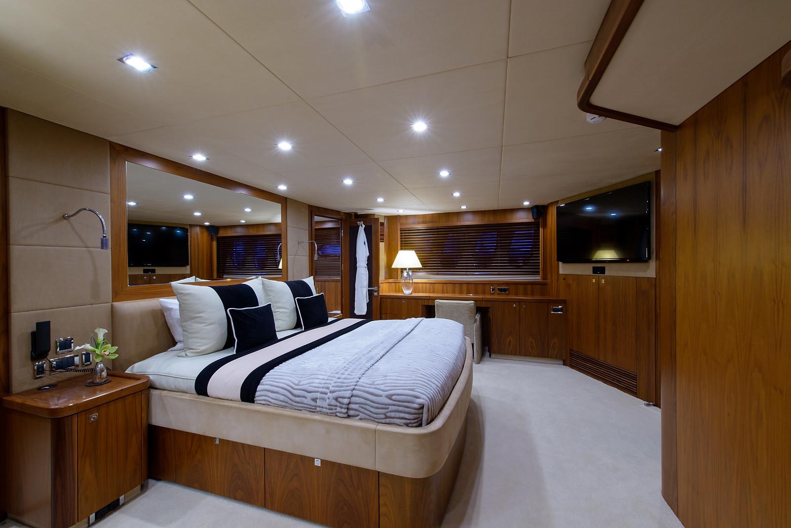 Yacht LEADING FEARLESSLY by Sunseeker.jpg