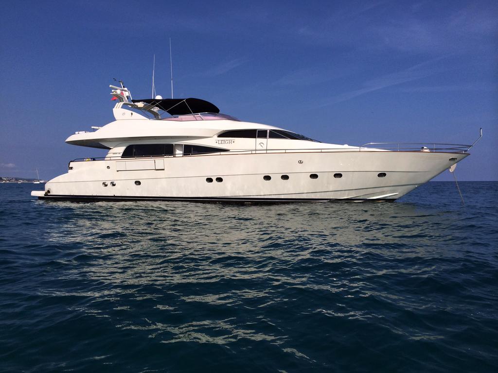 Yacht LEIGH.jpg