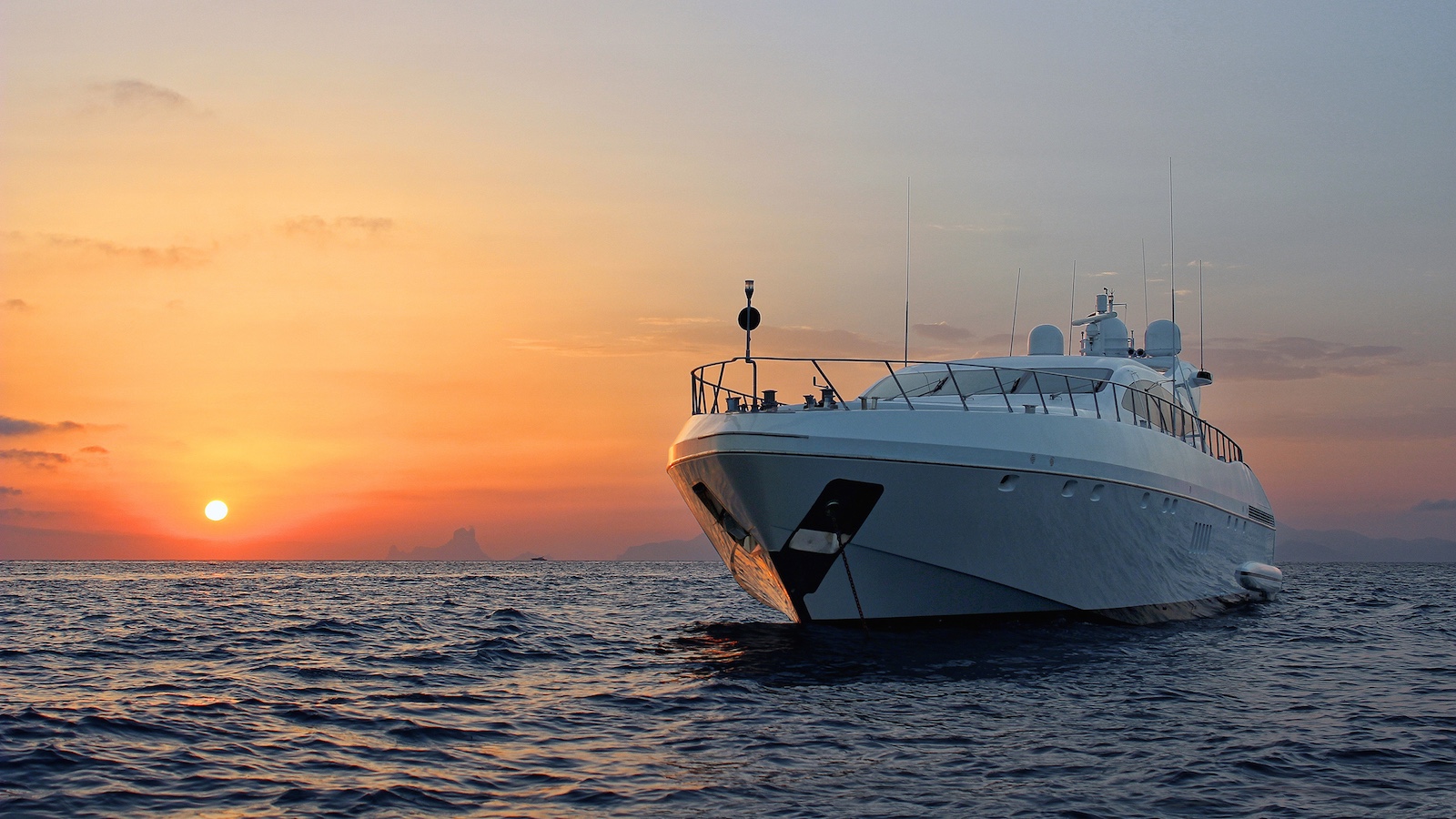 Yacht Mangusta 108 - sunset.jpg