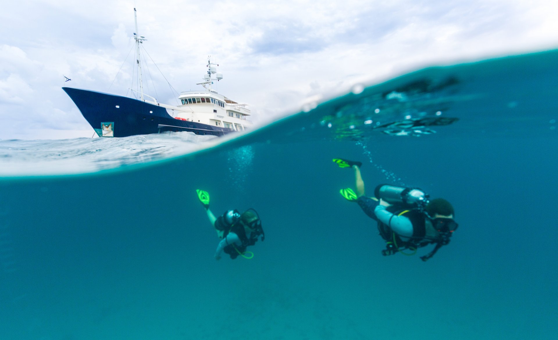 Yacht PIONEER by Palmer Johnson - Diving profile.jpg
