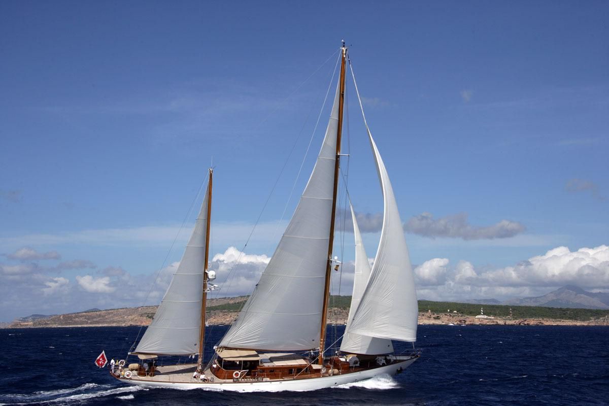 Yacht TIZIANA Sailing 2.jpg
