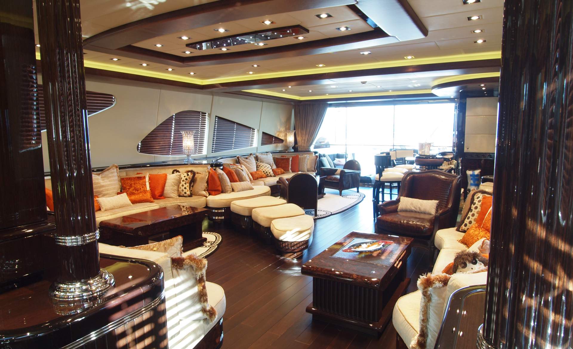 Yacht ZEUS by Overmarine Mangusta - Salon 2.jpg