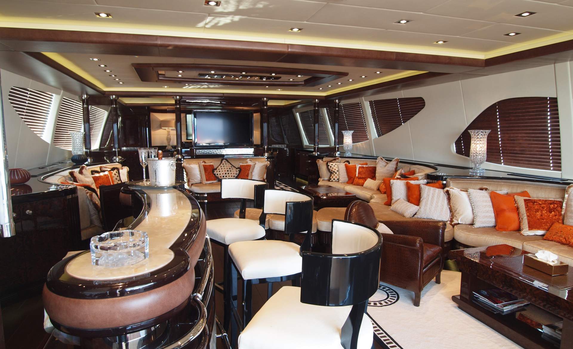 Yacht ZEUS by Overmarine Mangusta - Salon 3.jpg