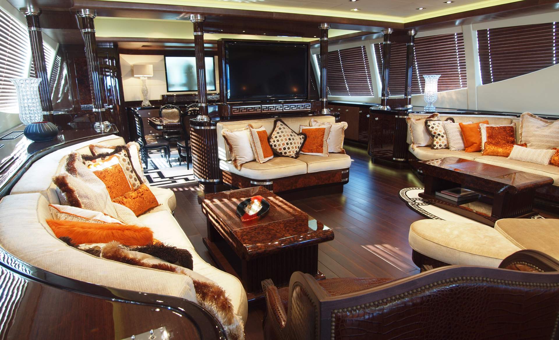 Yacht ZEUS by Overmarine Mangusta - Salon.jpg