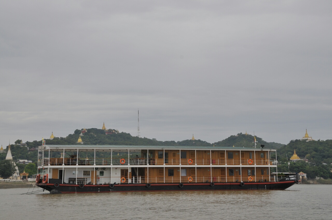 ZAWGYI River Yacht - Starboard view.jpg
