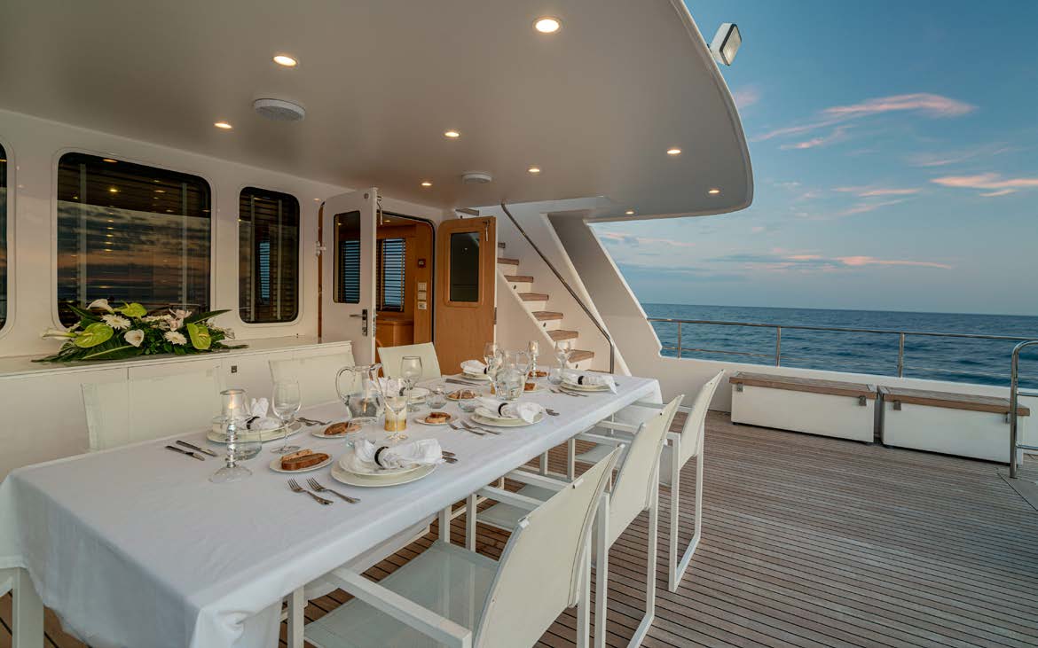 af deck dining set up  .jpg