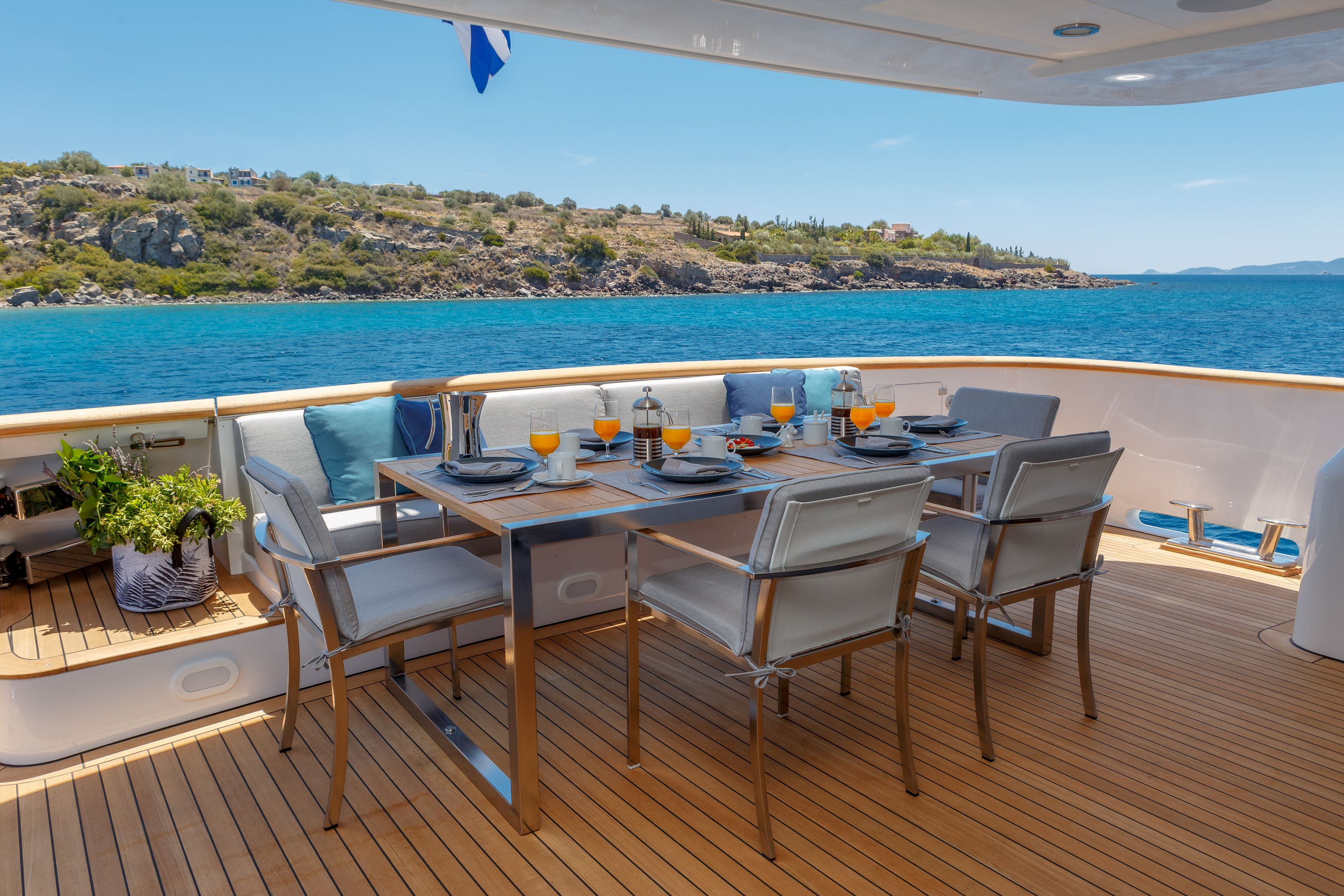 aft deck - alfresco dining set up.jpg