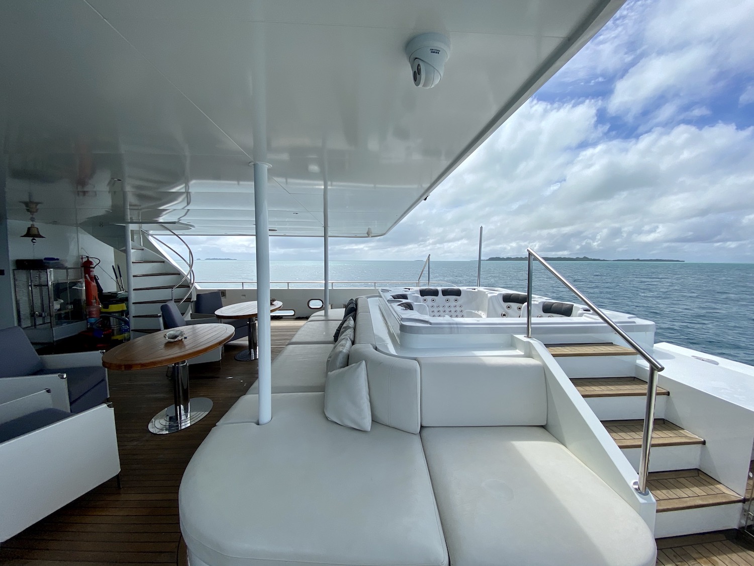 aft deck Jacuzzi.jpg
