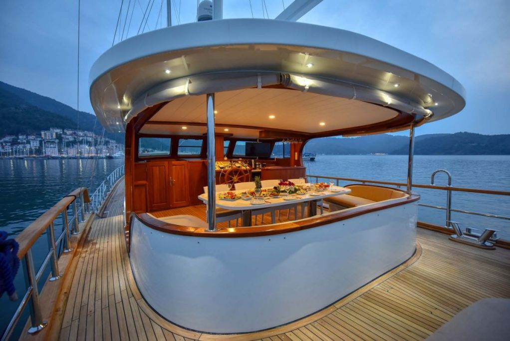 aft deck alfresco dining area - sunst.jpg