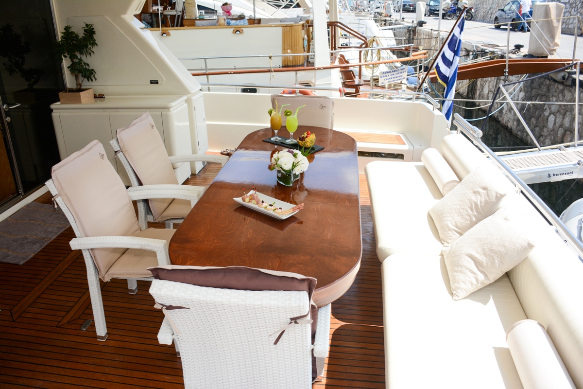 aft deck dining .jpg