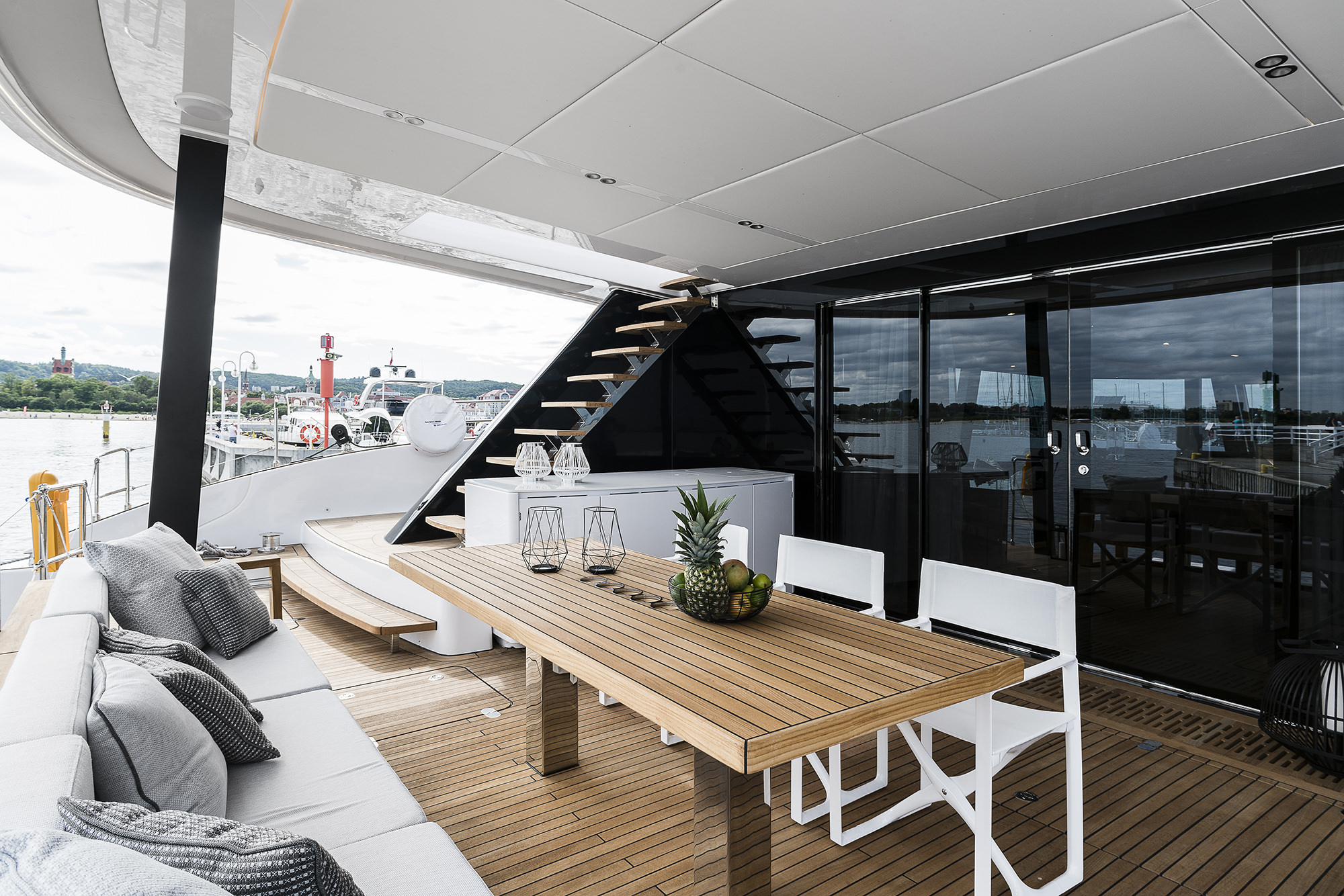 aft deck dining alfresco .jpg