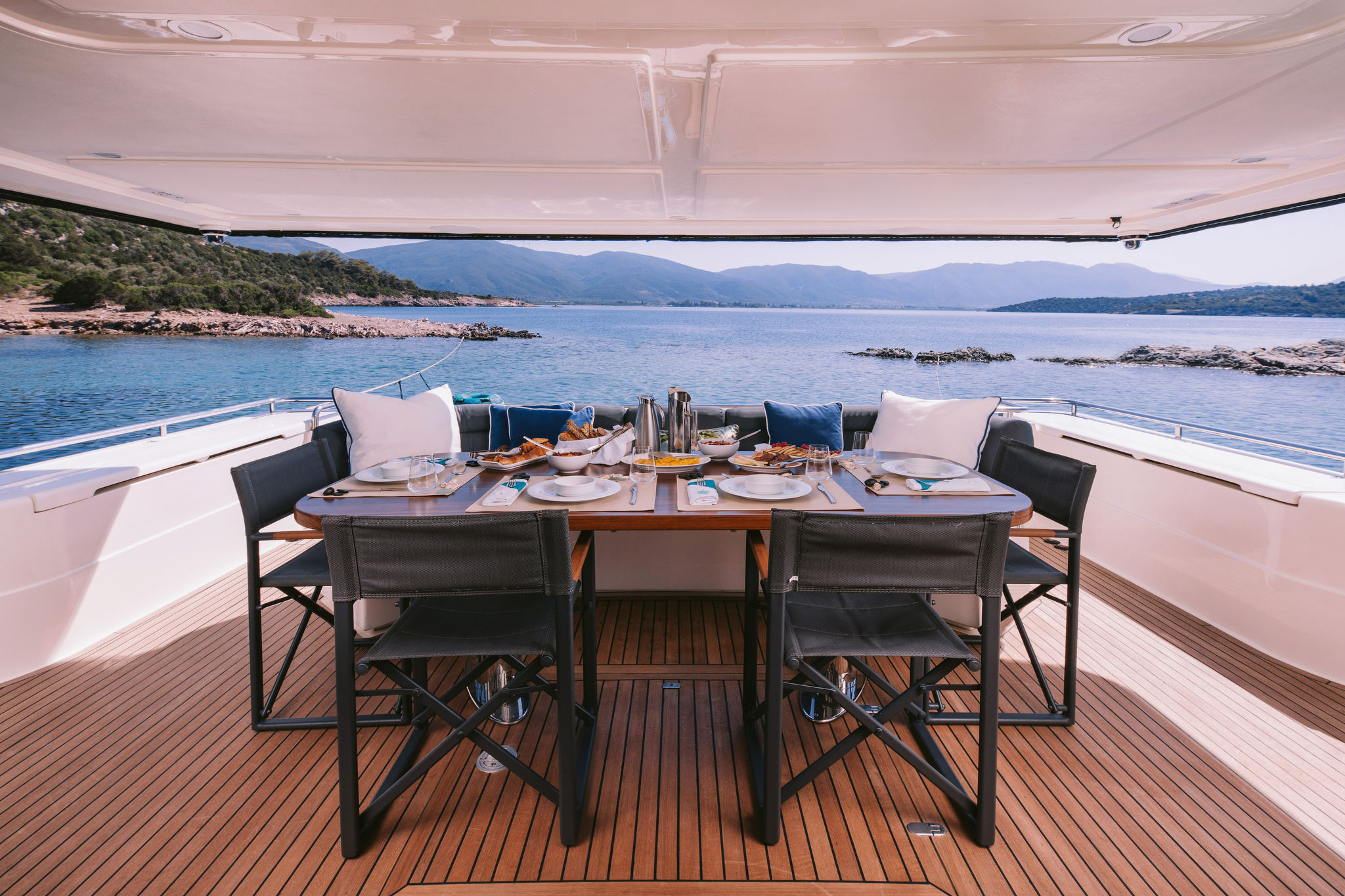 aft deck dining area .jpg