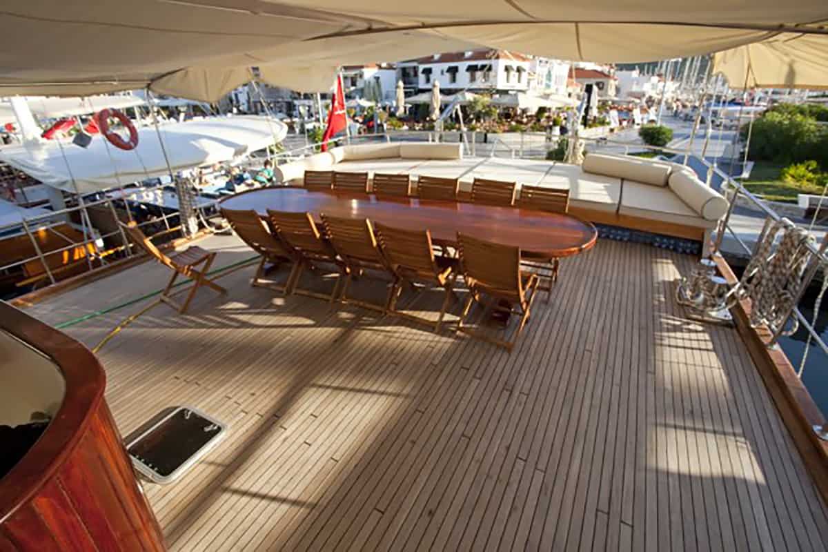aft deck seating and lounging.jpg