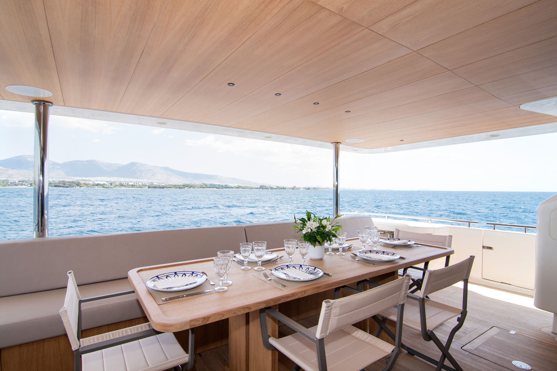 aft dining area .jpg