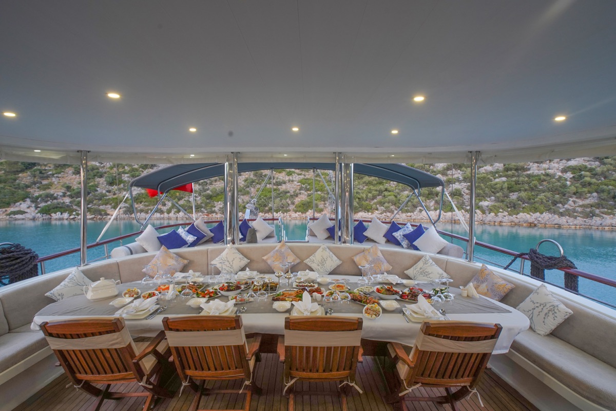 aft dining area alfresco.jpg