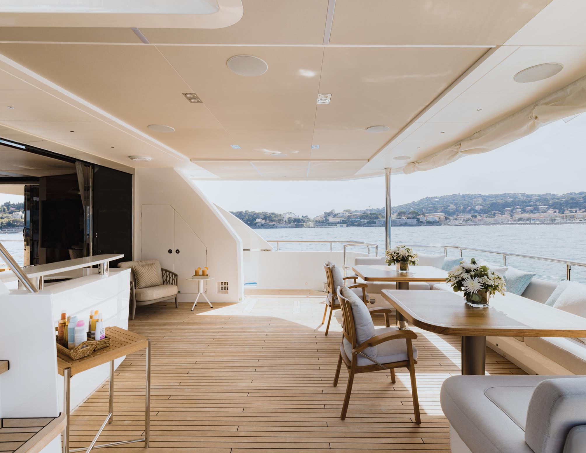 aft seating and dining area.jpg