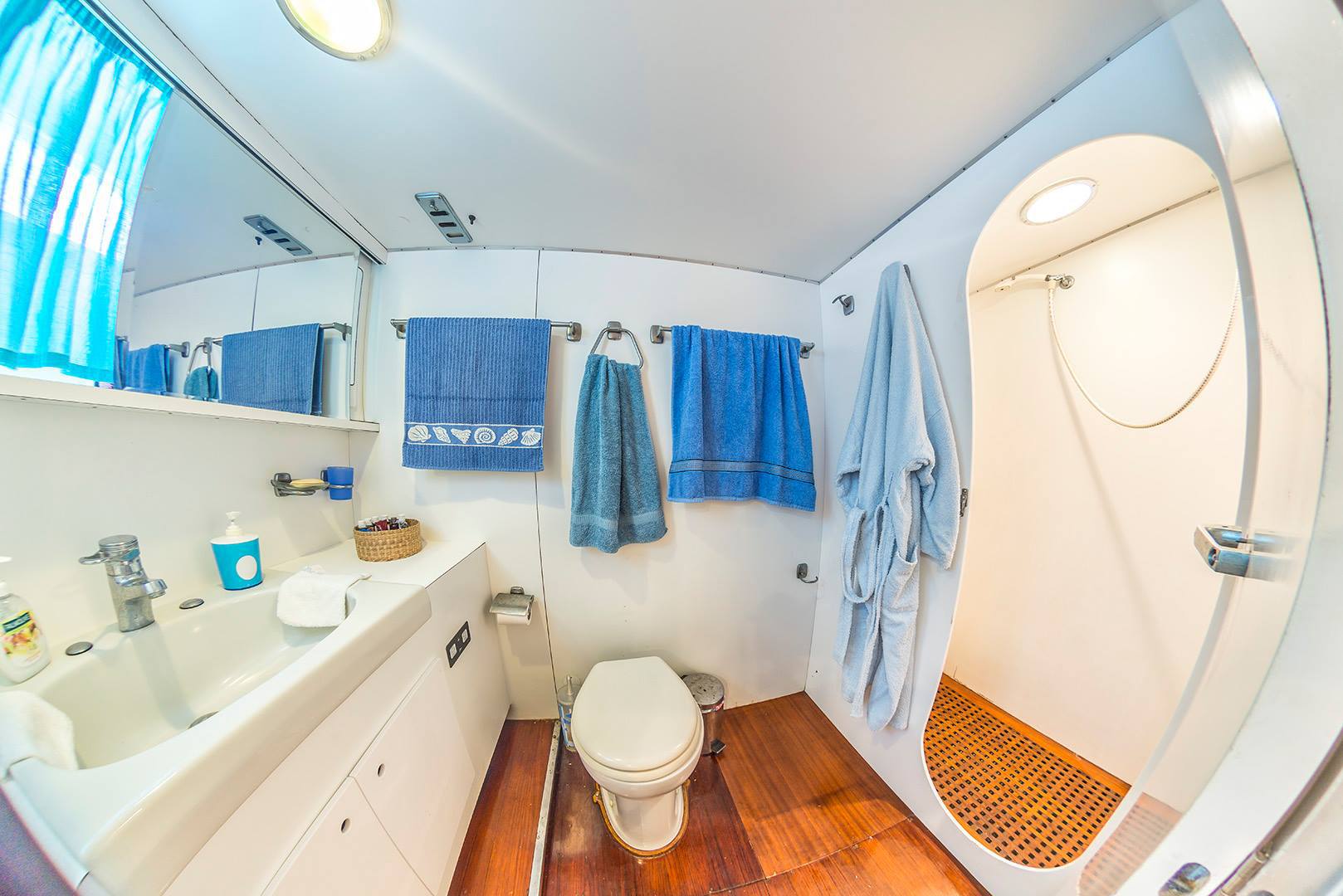 aft starboard ensuite.jpg