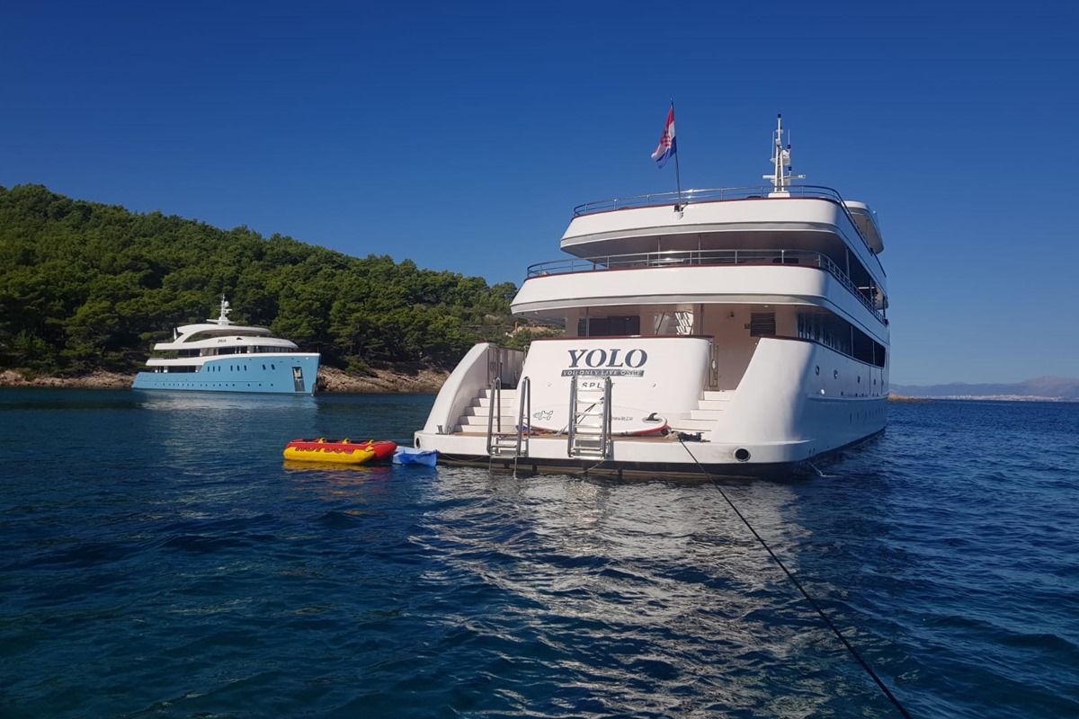 aft view - at the back motor yacht OHANA.jpg
