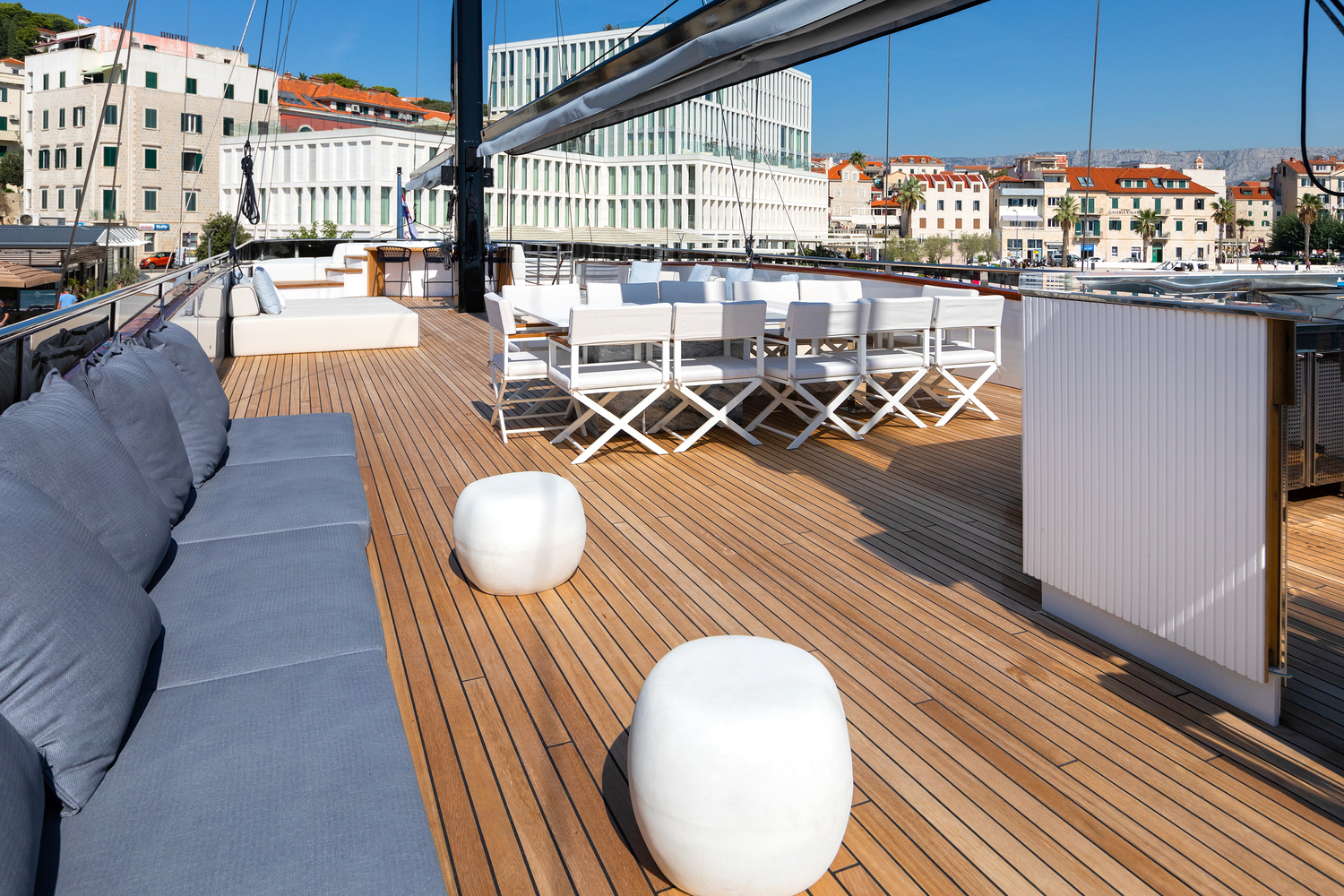 al fresco dining area - seating area and bar.jpg