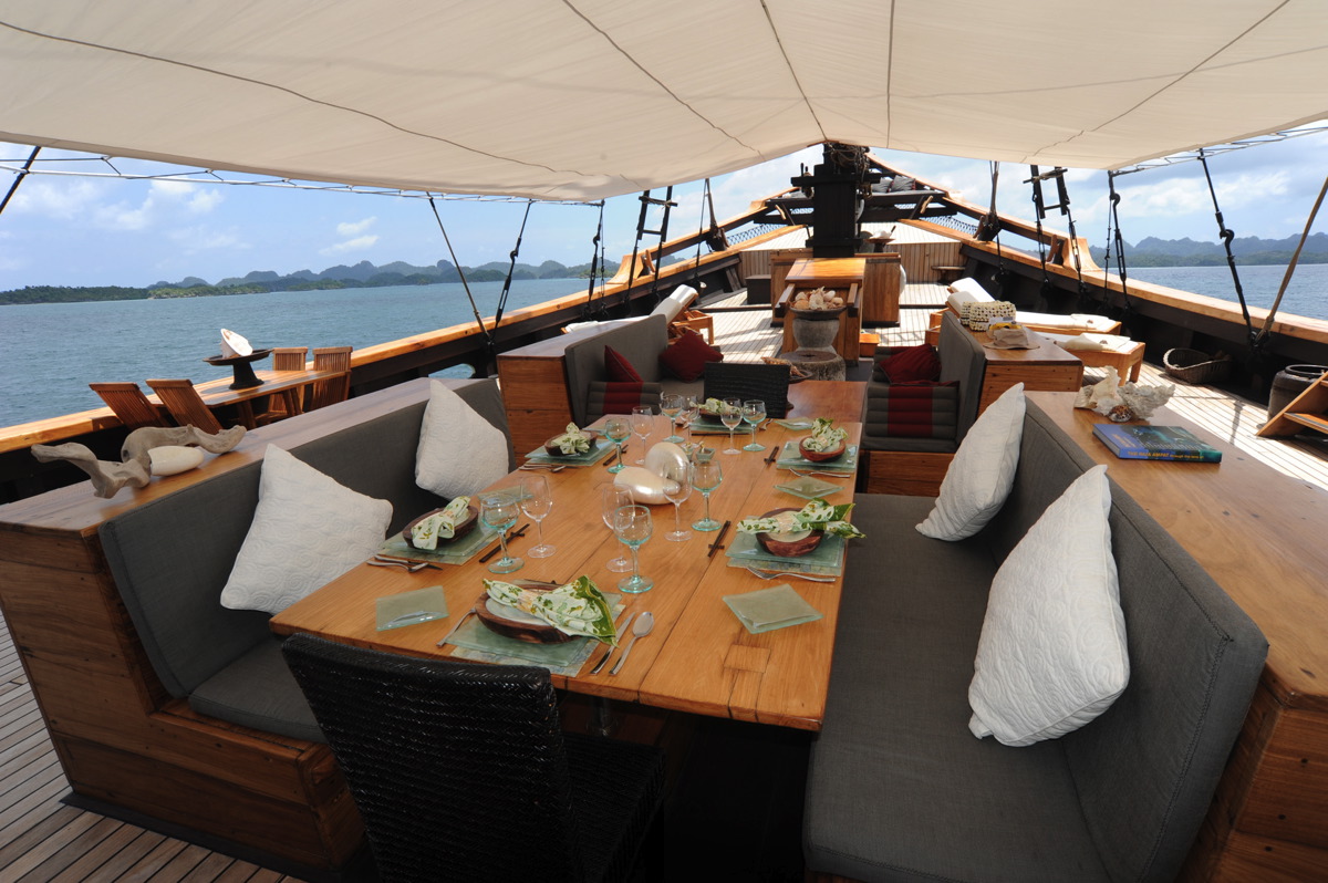 al fresco dining on board.jpg