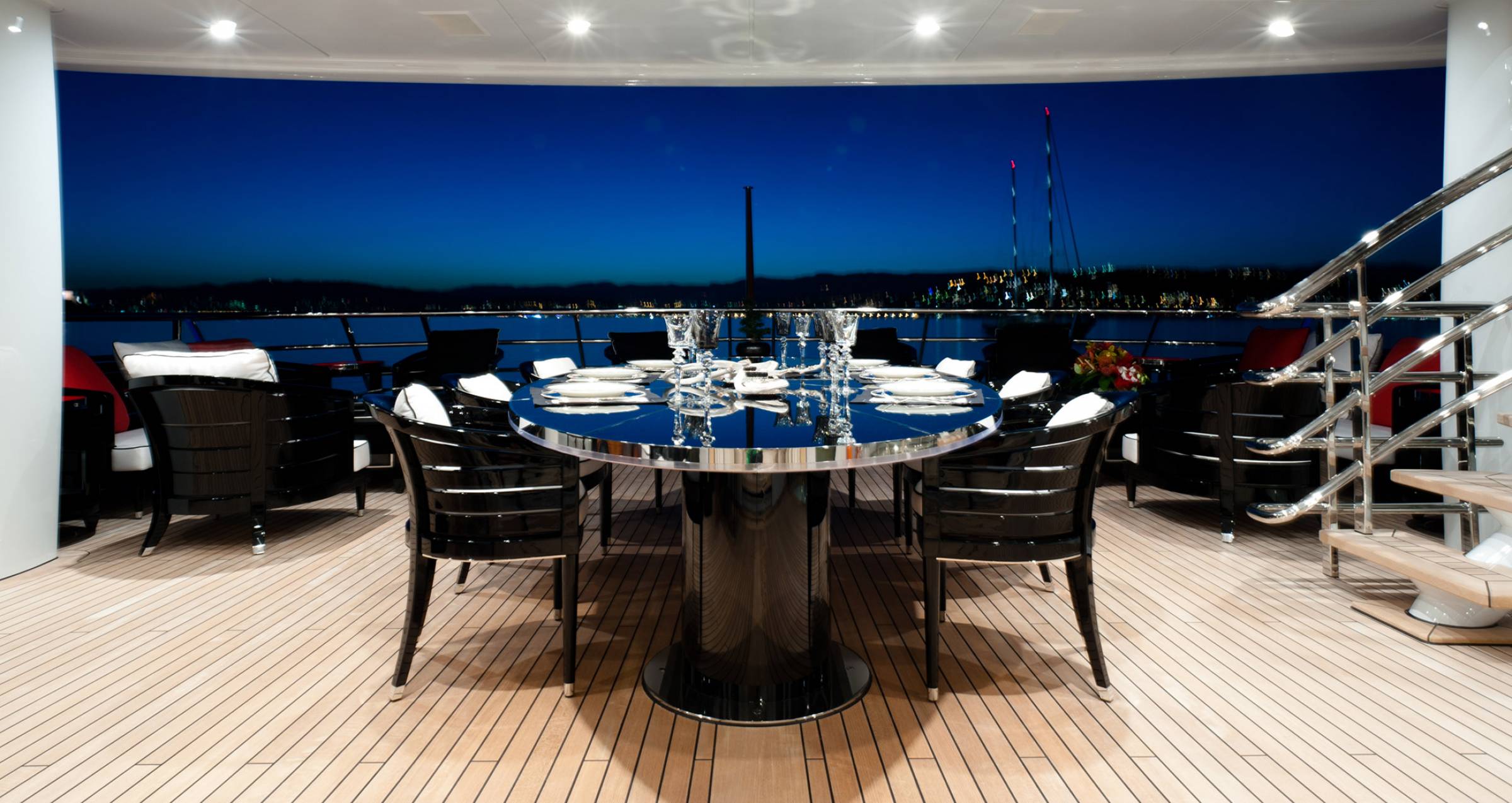 alfreco dining in the evening.jpg