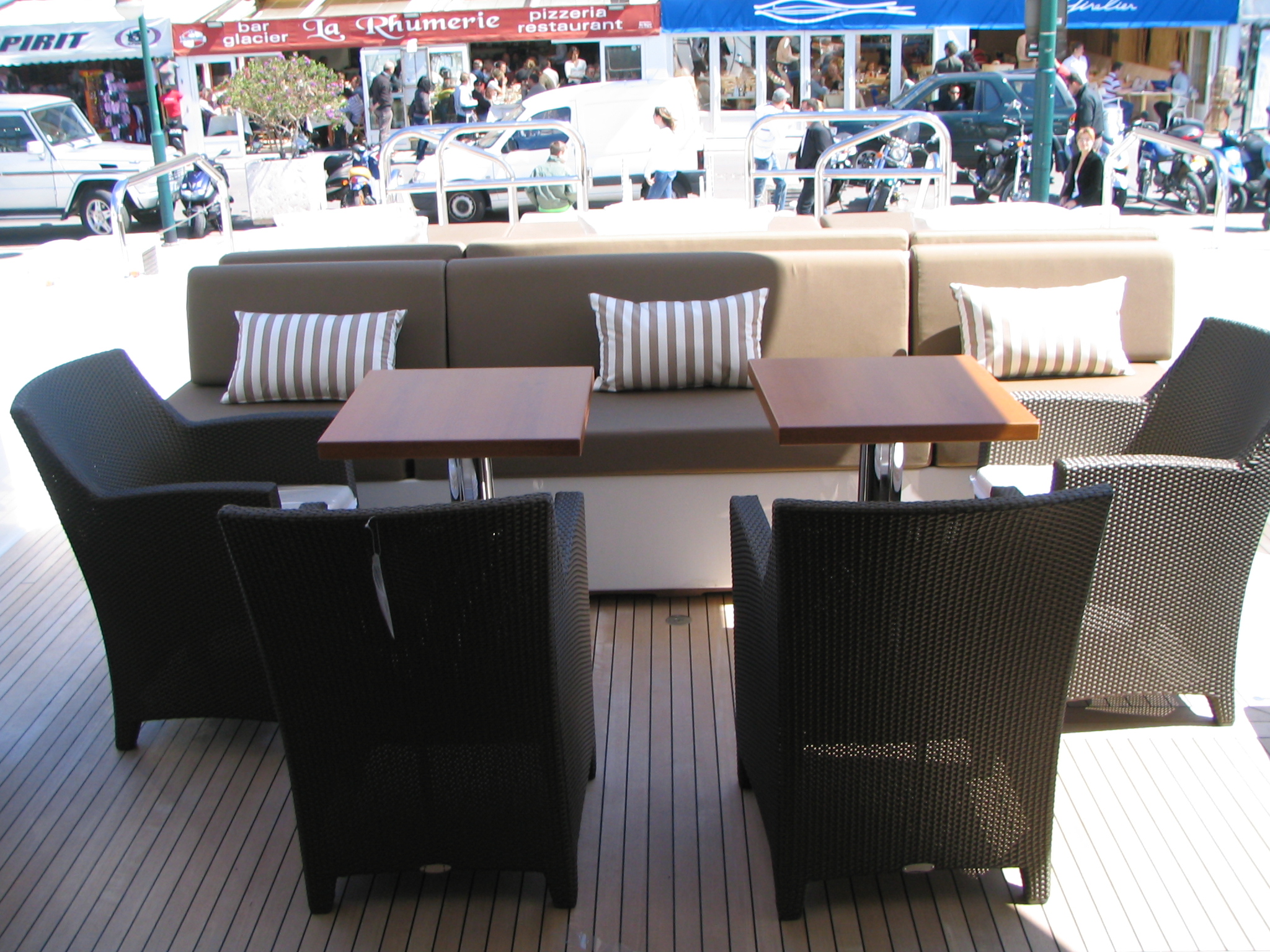 alfreco dining on aft deck.jpg