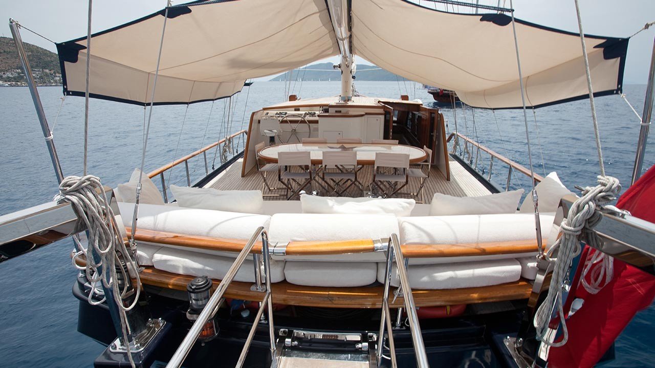 alfresco dining area on deck.jpg