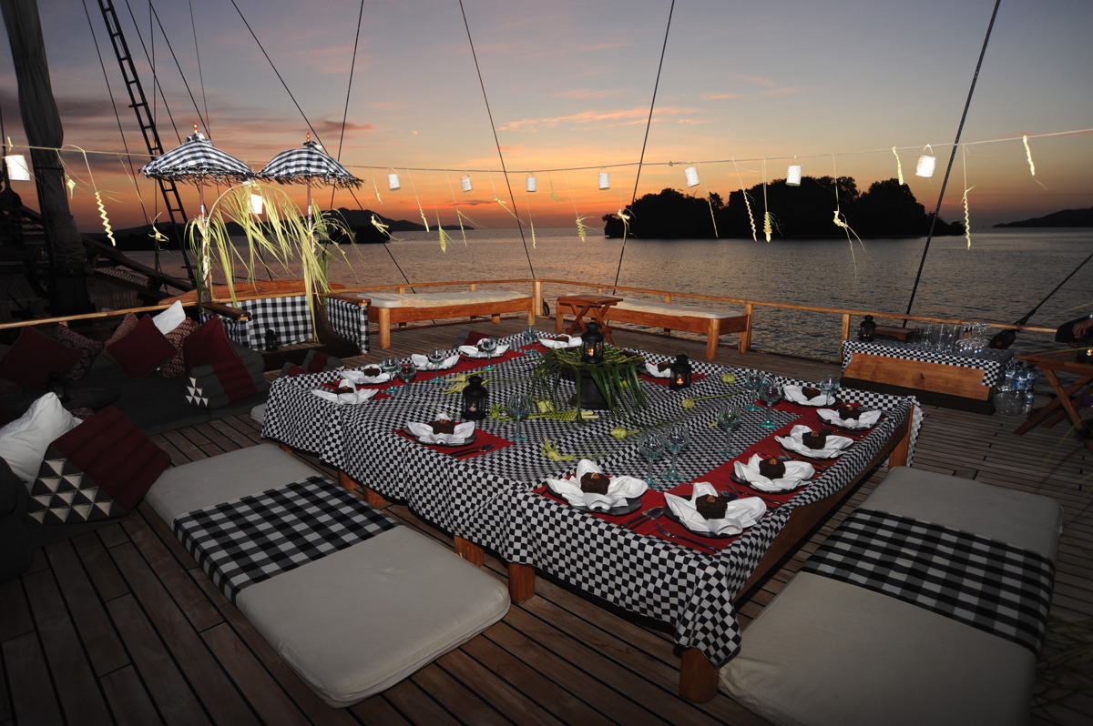 alfresco dining on board.jpg