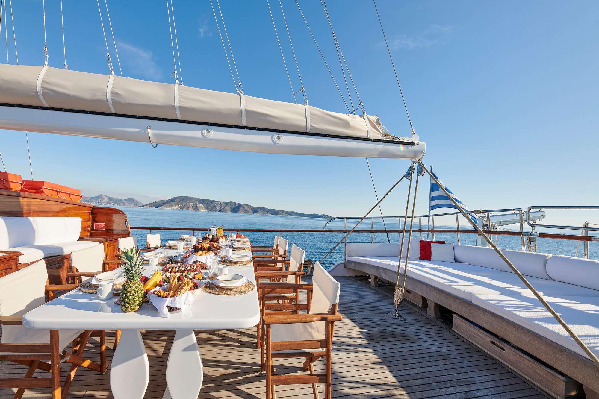 alfresco dining on deck .jpg
